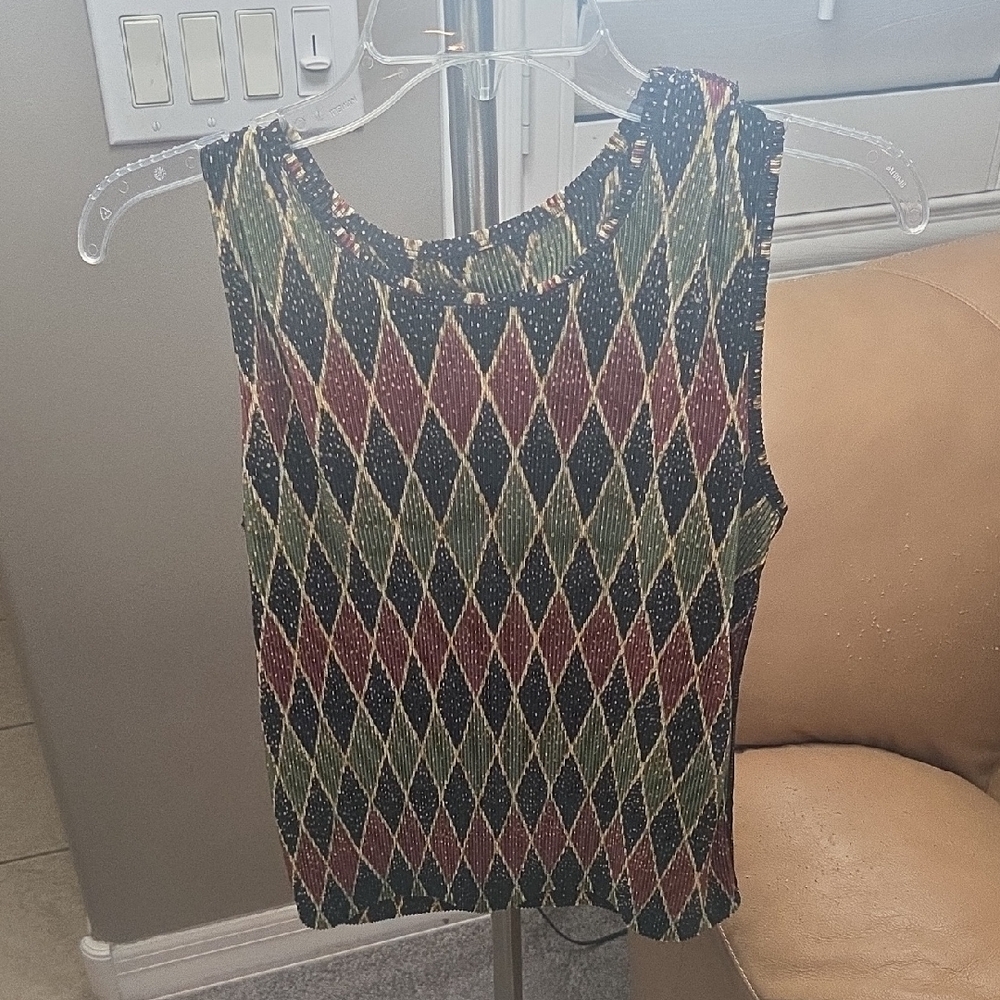 Elegant Diamond Pattern Sleeveless Top